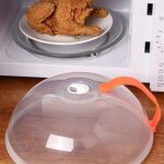 غطاء مقاوم لرذاذ الطعام في الميكروويف بمقبض مريح.