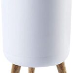 سلة مهملات سعة 7 لتر/1.8 جالون مع غطاء علوي يعمل بالضغط، مخلفات نورديك عصرية من البلاستيك مناسبة للمطبخ والحمام وغرفة النوم المعيشة والمكتب والأماكن الخارجية، مقاومة للكلاب، خشب، وانوانكا، أبيض