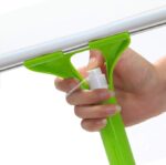 مساحة مطاطية صغيرة لتنظيف الأرضيات والنوافذ ، ممسحة مياه زجاجية صغيرة مع بخاخ ماء وفتحة، قطعة واحدة، لون عشوائي - Image 7