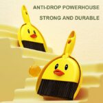 مجموعة مكنسة وجاروف ، مكنسة يدوية صغيرة بشعيرات ناعمة، قطعة لتنظيف لوحة المفاتيح برسوم كرتونية وسطح المكتب ومن أدوات المطبخ ومخلفات الحيوانات الأليفة